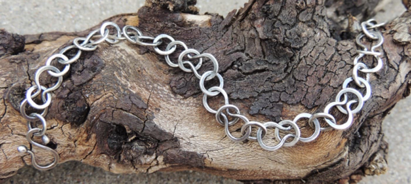 Hand-forged hourglass link chain